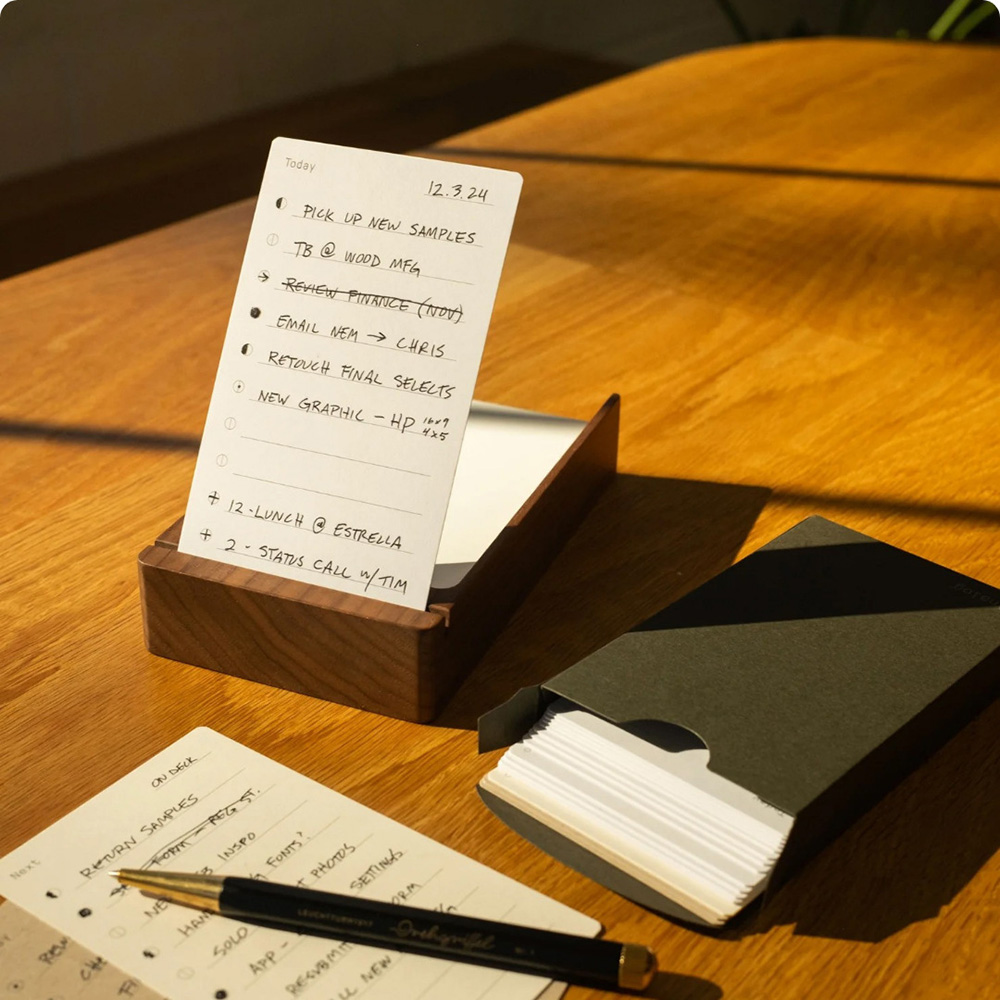Document Holder Stand - ที่ใส่สมุดบันทึกวางแผนรายวันพร้อมขาตั้งไม้วอลนัท - การ์ดบันทึกแบบไม่มีวันที่ 100 ใบ สำหรับจัดระเบียบอุปกรณ์สำนักงานและอุปกรณ์เสริมบนโต๊ะทำงาน